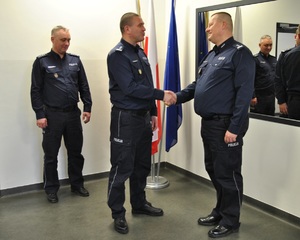 Komendant Miejski Policji w Łodzi składa gratulacje związane z awansem funkcjonariusza.