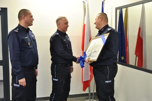 Zastępca Komendanta Miejskiego Policji w Łodzi składa gratulacje związane z awansem funkcjonariusza.