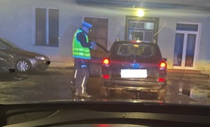 Policjant w mundurze w trakcie kontroli drogowej.