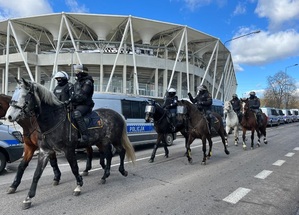 Policjanci na koniach patrolują rejon wokół stadionu.