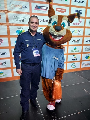 Komendant Miejski Policji w Łodzi pozuje z maskotka maratonu.