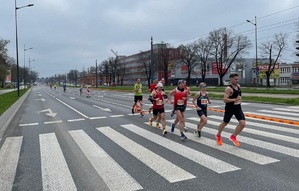 Zawodnicy biegną po trasie maratonu.