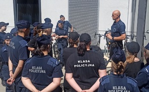 Klasa policyjna podczas wykładu policjanta na terenie dziedzińca  I Komisariatu Policji łódzkiej komendy.