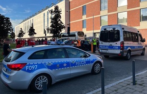 Radiowozy policyjne asystujące przyjazd autokaru z piłkarzami ŁKS-u Łódź.