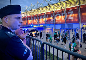 Zastępca Komendanta Miejskiego Policji w Łodzi nadkomisarz Jakub Kowalczyk nadzorujący zabezpieczenie spotkania piłkarskiego.