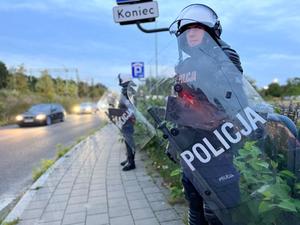 Funkcjonariusze Oddziału Policji w Bydgoszczy zabezpieczający przyjazd kibiców przyjezdnych.