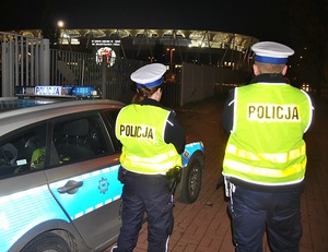 Policjanci Ruchu Drogowego stojący przy radiowozie.