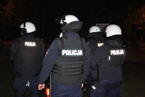 Policjanci Oddziału Prewencji Policji w trakcie zabezpieczenia.