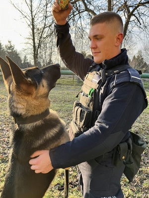 Policjant i pies służbowy podczas ćwiczeń.