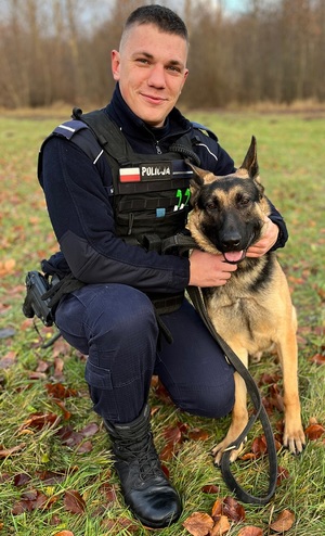 Policjant wraz z nowym psem służbowym.