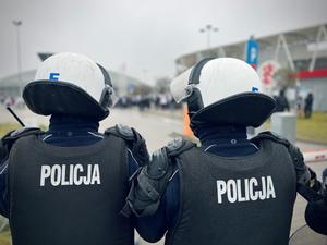 Policjanci obserwują kibiców drużyny ŁKS Łódź.