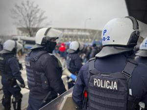 Policjanci zabezpieczają przejście kibiców drużyny Ruch Chorzów z dworca przed stadion.