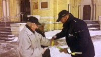 Policjanci rozdają seniorom ulotki i elementy odblaskowe