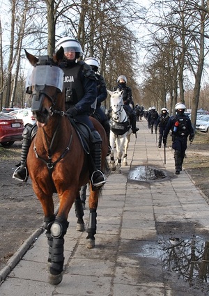 Policjanci na koniach oraz policjanci z Oddziału Prewencji Policji w Łodzi.