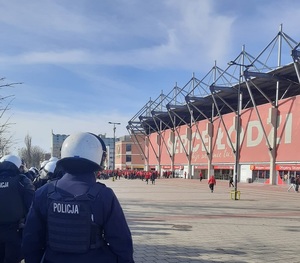 Policjanci przed stadionem Widzewa Łódź oczekujący na rozpoczęcie się pochodu kibiców.