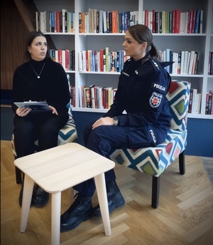 Policjantka rozmawia z pracownikiem Biblioteki Wolność.