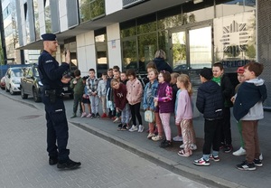 Policjant wita uczniów ze Szkoły Podstawowej Nr 173 w Łodzi.