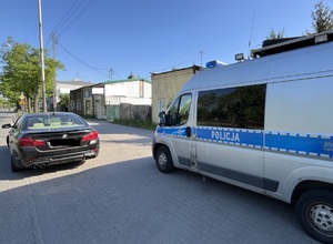 Radiowóz policyjny i BMW zatrzymane do kontroli drogowej.