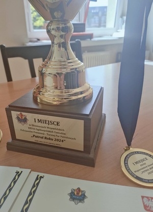 Puchar z tabliczką informującą o zajęciu pierwszego miejsca podczas wojewódzkich eliminacji.