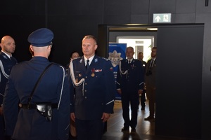 Pełniący Obowiązki Komendanta Wojewódzkiego Policji w Łodzi Inspektor Arkadiusz Sylwestrzak odbiera meldunek od dowódcy uroczystości.