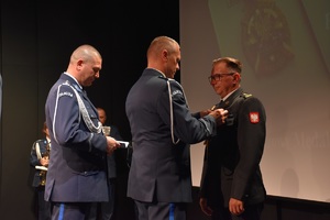 Wręczenie medalu za Zasługi dla Policji starszemu brygadierowi Piotrowi Jóźwiakowi Komendantowi Miejskiemu Państwowej Straży Pożarnej w Łodzi.