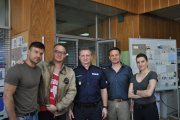 Na zdjęciu stoją aktorzy z serialu Ultrafiolet oraz Komendant Miejski Policji w Łodzi w granatowym mundurze.