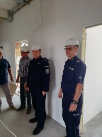 Na zdjęciu widzimy Insp. Komendanta Pawła Karolaka wraz z Komendantem III Komisariatu Policji KMP w Łodzi. Na drugim planie są pracownicy budowy,