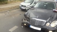 Rozbity samochód sprawcy w tle inne rozbite auto