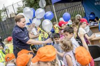 policjantka rozdaje dzieciom balony