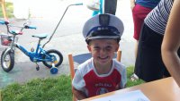 chłopiec w czapce policyjnej