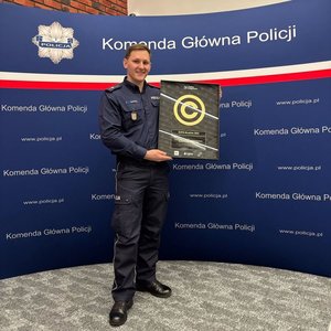 Policjant w mundurze z nagrodą.