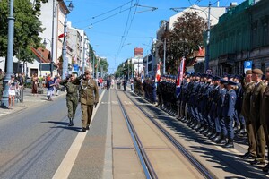 Ulica Piotrkowska Święta Wojska Polskiego poczty sztandarowe, dowódca wojska oddaje honor.