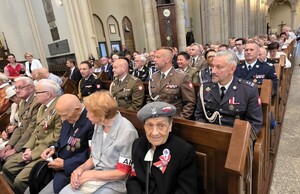 Goście w kościele na święcie Wojska Polskiego.