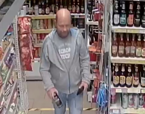 Zdjęcie przedstawia mężczyznę poszukiwanego do sprawy przywłaszczenia telefonu w sklepie