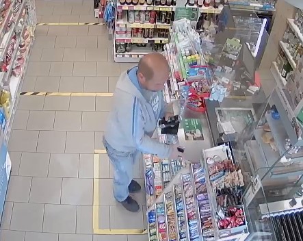 Zdjęcie przedstawia mężczyznę poszukiwanego do sprawy przywłaszczenia telefonu w sklepie