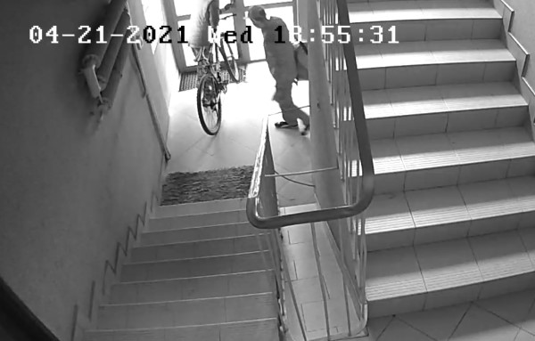 Wizerunek sprawców kradzieży roweru.