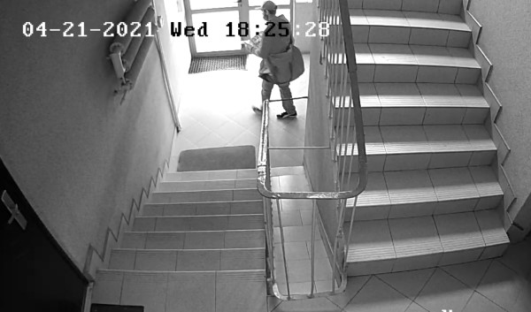 Jeden ze sprawców kradzieży roweru na klatce schodowej.