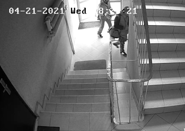 Sprawcy kradzieży roweru na klatce schodowej.