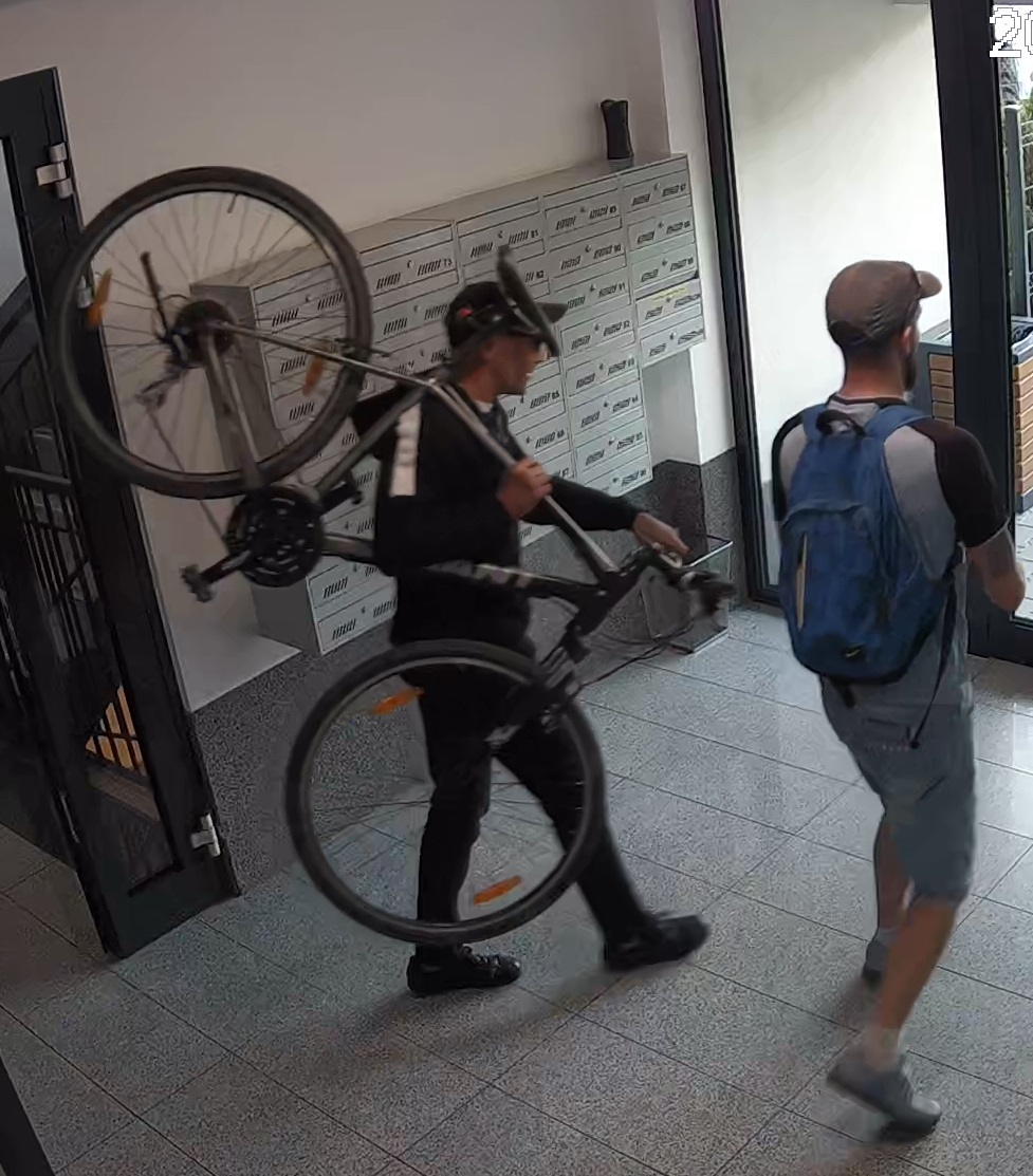 Wizerunki sprawców kradzieży roweru.