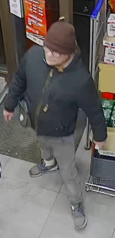 Poszukiwany mężczyzna wchodzi do sklepu.