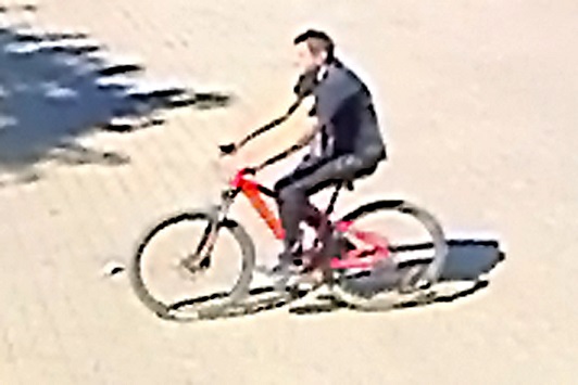 Mężczyzna jedzie na rowerze. 
