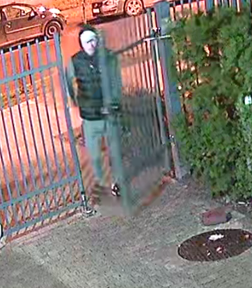 Mężczyzna w wieku około 35 lat, wysoki ubrany był w szare dresy z logiem, szara bluza z długim rękawem, czarny bezrękawnik, białą czapkę z daszkiem oraz czarno białe sportowe buty.