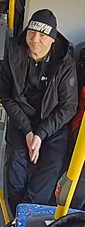 Mężczyzna siedzi w autobusie.
