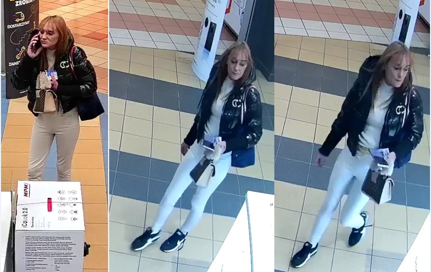  kobieta w wieku około 40 lat, ubrana w białe spodnie, białą bluzkę, czarną kurtkę, czarne buty sportowe, włosy jasne do ramion