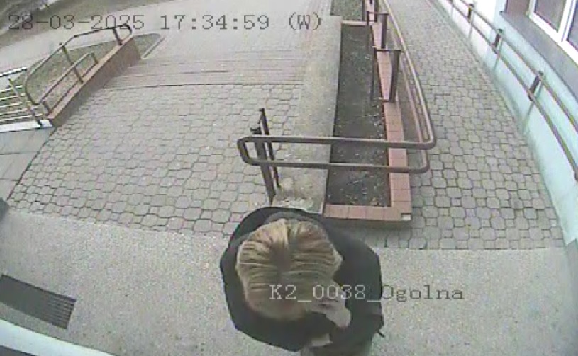 Kobieta miała blond włosy.