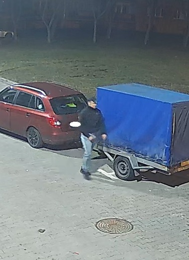 Mężczyzna idzie obok samochodu. 