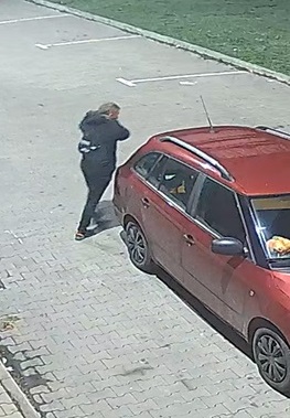 Sprawca idzie obok samochodu.