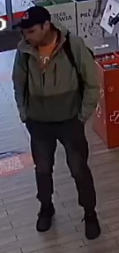 mężczyzna w wieku około 30-40 lat, o jasnej karnacji, średniej budowy ciała, wzrostu około 180 centymetrów, w chwili zdarzenia ubrany był w szarą kurtkę, ciemne długie spodnie, ciemne buty, czarną czapkę z daszkiem na plecach czarny plecak.