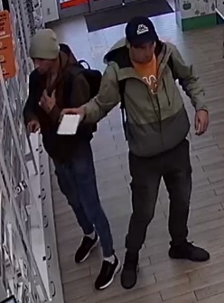 Pierwszy mężczyzna od lewej w wieku około 30-40 lat, o ciemniejszej karnacji, szczupłej budowy ciała, wzrostu około 180 centymetrów, w chwili zdarzenia ubrany był w jasną czapkę, ciemną kurtkę, jasne długie spodnie, ciemne buty na plecach czarny plecak. Drugi mężczyzna w wieku około 30-40 lat, o jasnej karnacji, średniej budowy ciała, wzrostu około 180 centymetrów, w chwili zdarzenia ubrany był w szarą kurtkę, ciemne długie spodnie, ciemne buty, czarną czapkę z daszkiem na plecach czarny plecak. 