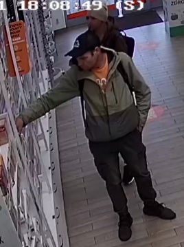 Pierwszy mężczyzna w wieku około 30-40 lat, o jasnej karnacji, średniej budowy ciała, wzrostu około 180 centymetrów, w chwili zdarzenia ubrany był w szarą kurtkę, ciemne długie spodnie, ciemne buty, czarną czapkę z daszkiem na plecach czarny plecak. Drugi mężczyzna stojący za pierwszym w wieku około 30-40 lat, o ciemniejszej karnacji, szczupłej budowy ciała, wzrostu około 180 centymetrów, w chwili zdarzenia ubrany był w jasną czapkę, ciemną kurtkę, jasne długie spodnie, ciemne buty na plecach czarny plecak.